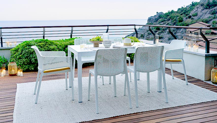 Conjunto de mesa y sillas en color blanco