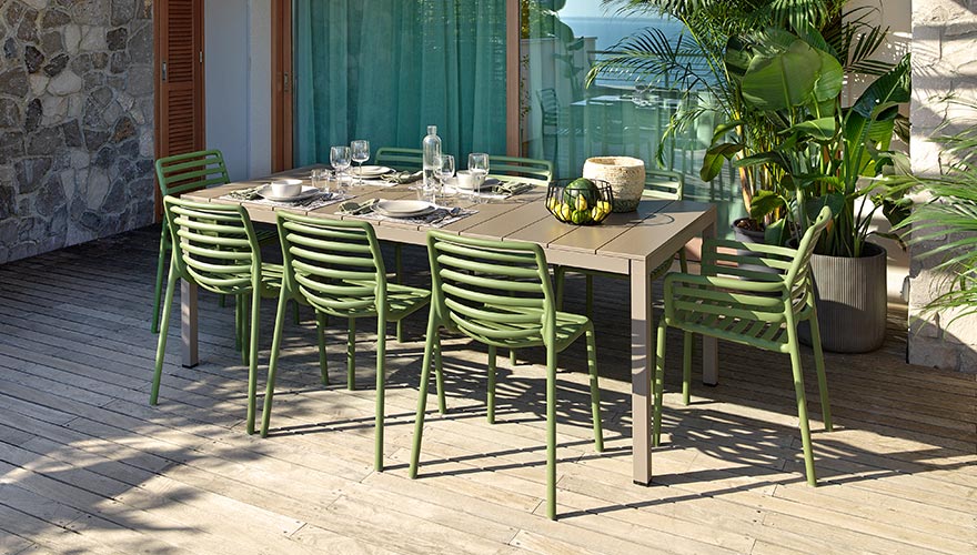 Mesa en color tortora con sillas de color agave