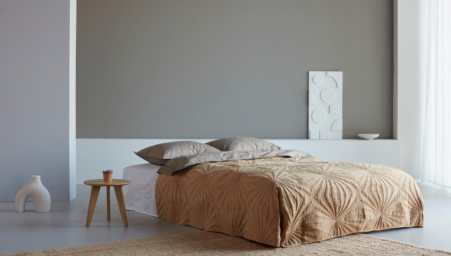 Sofá-cama de 140cm. abierto con sábanas