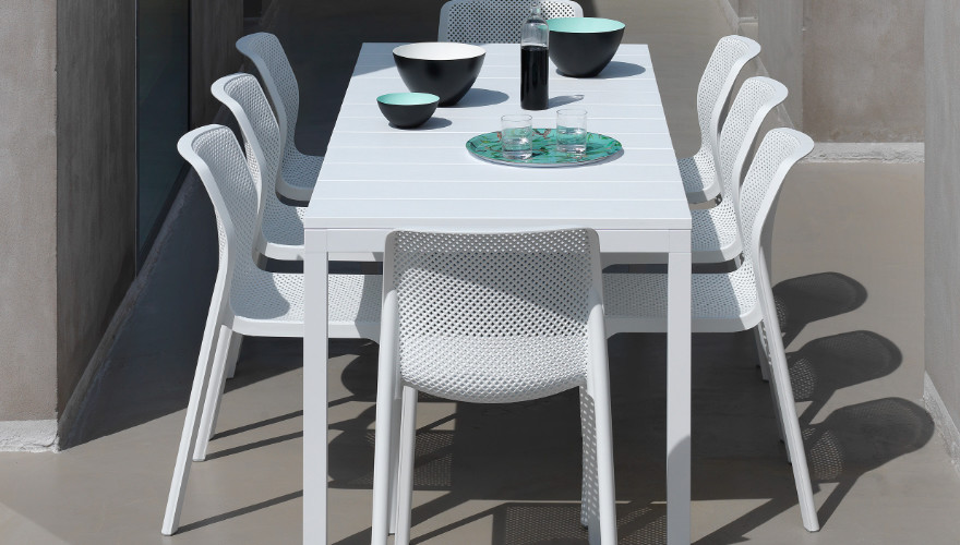 Vista frontal de la mesa en color blanco