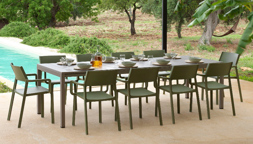 Conjunto de mesa en color tortora y sillas en color agave
