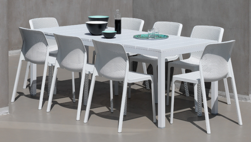 Conjunto de sillas en color blanco con mesa del mismo color