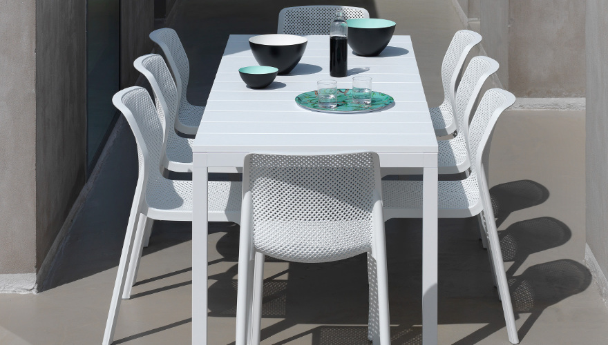 Conjunto de sillas y mesa de color blanco