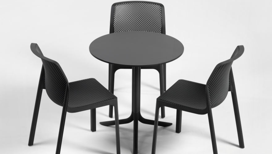 Conjunto de sillas de color antracita con mesa