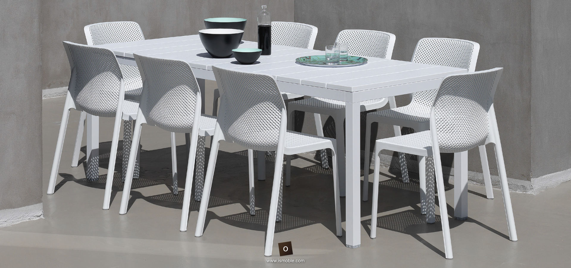 Conjunto de sillas de color blanco con mesa a conjunto