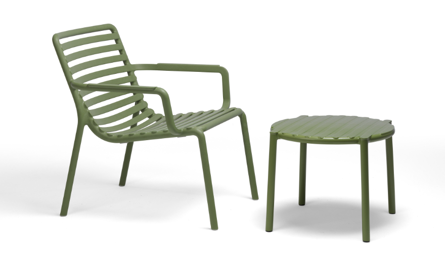Detalle de silla con mesa auxiliar en color agave