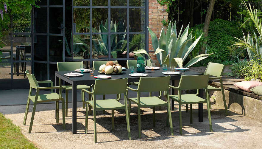 Combinación de sillas en color agave con mesa en color antracita